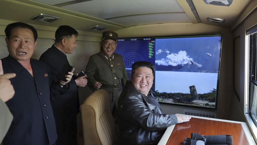 Севернокорейският държавен ръководител Ким Чен-ун наблюдава изпитание на балистична ракета