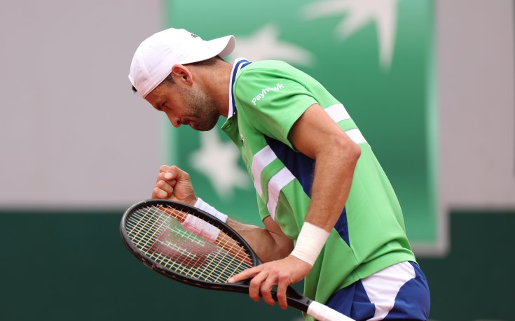 Красавица подкрепя Григор в Париж