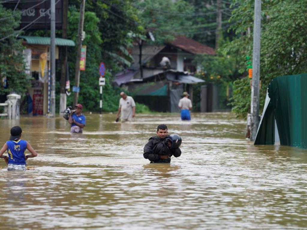 Шри Ланка затвори училищата си заради наводнения и свлачища причинени