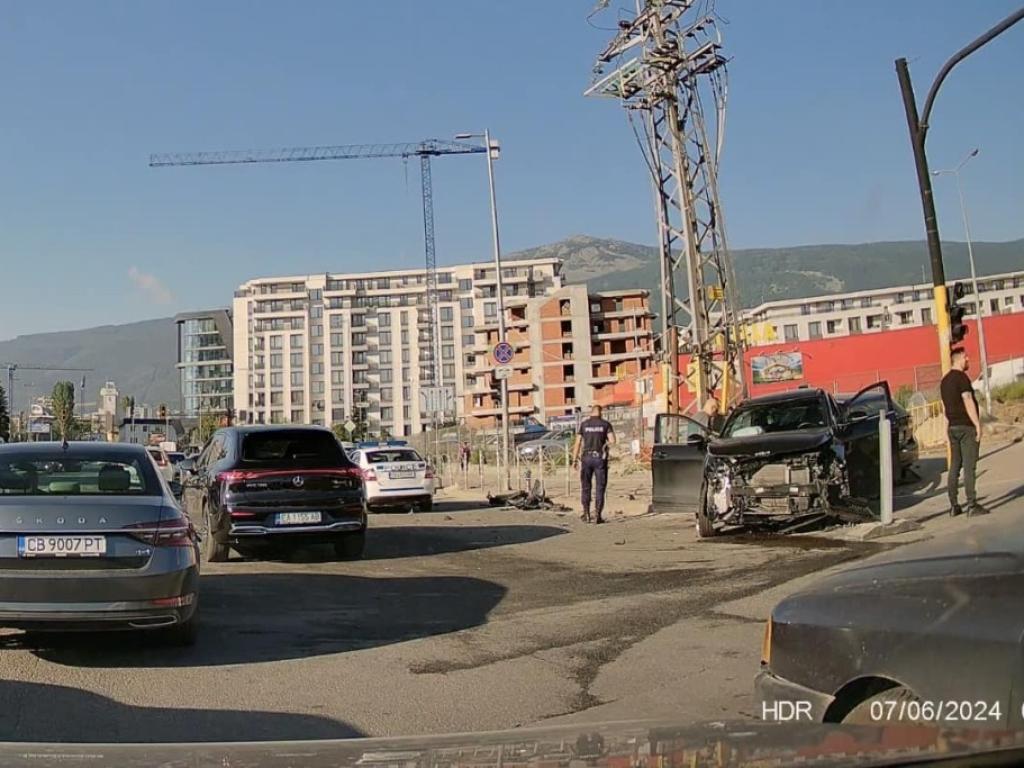 Два леки автомобила се удариха тази сутрин в София Катастрофата