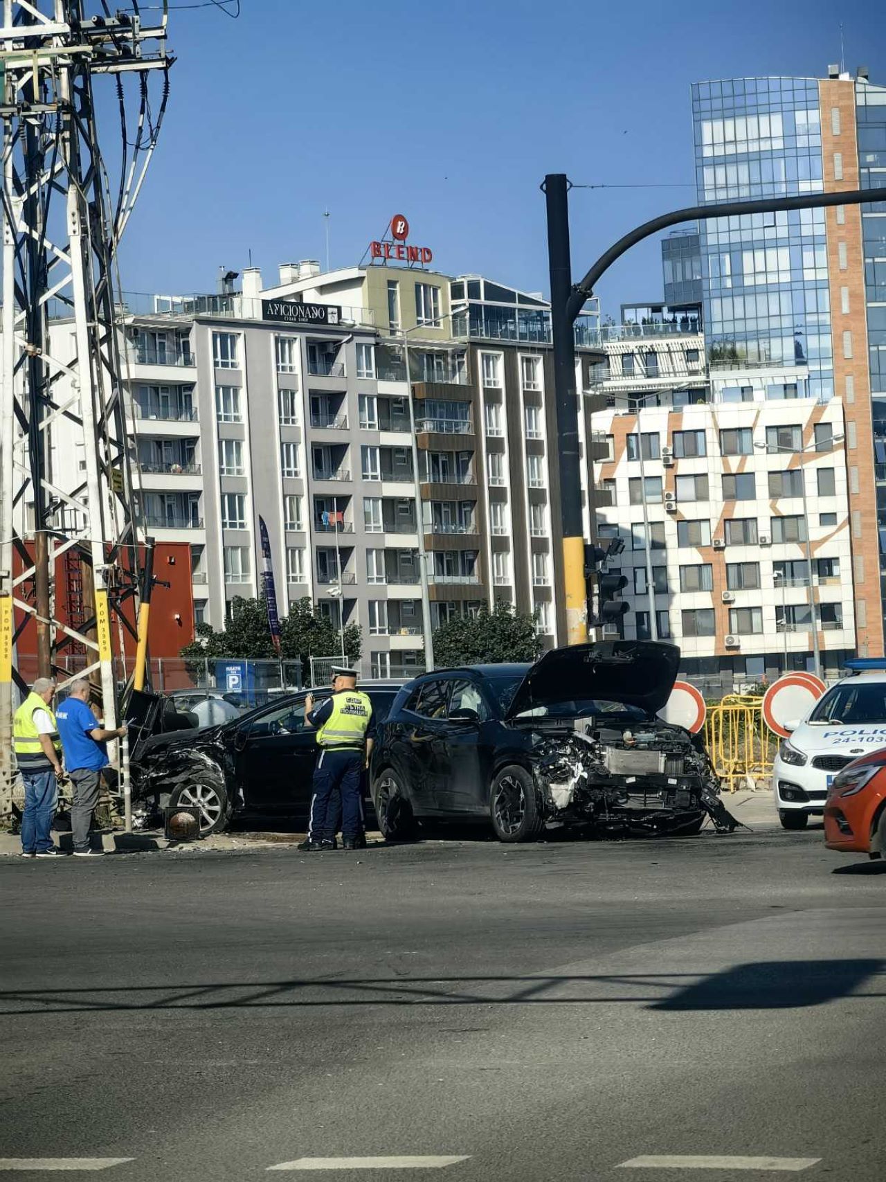 <p>Два леки автомобила се удариха тази сутрин в София. Катастрофата стана в района на столичния булевард &quot;Черни връх&quot;.</p>