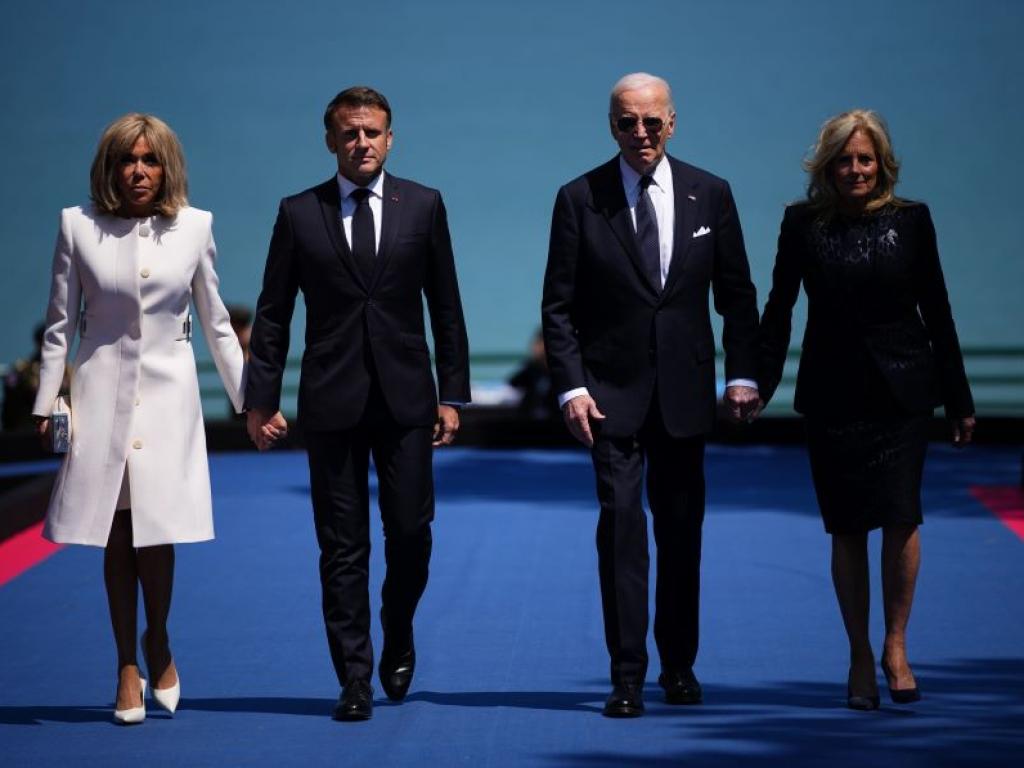 Френският президент Еманюел Макрон посрещна Джо Байдън на Триумфалната арка