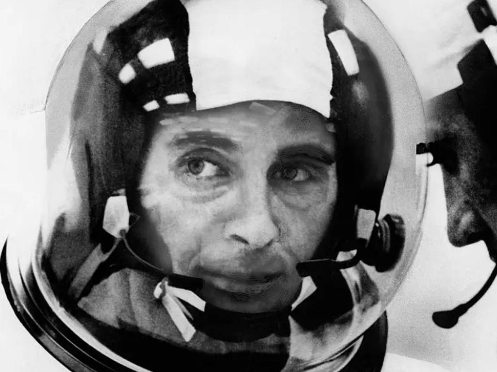 Астронавтът който направи известната първа цветна снимка на Земята от