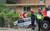 Кола се вряза в двор на къща на пътя Разлог-Симитли, шофьорът загина (СНИМКИ)