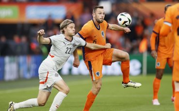 Нидерландия и Исландия играят при 3 0 в контрола преди началото