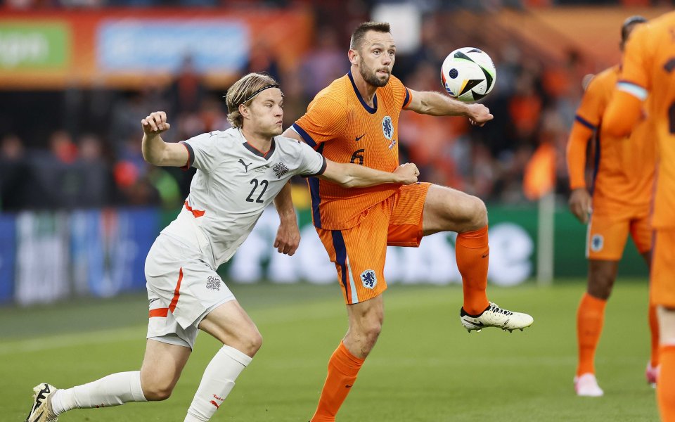 Нидерландия и Исландия играят при 3:0 в контрола преди началото