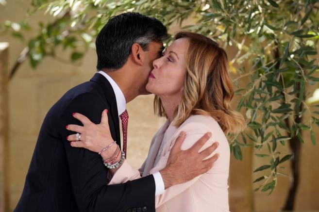  Снимки демонстрират по какъв начин двойката е засияла, до момента в който топло се поздравяват на срещата на върха в Пулия под короната на маслиново дърво 