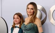 Анджелина Джоли и дъщеря ѝ Вивиен с еднакви тоалети на наградите 