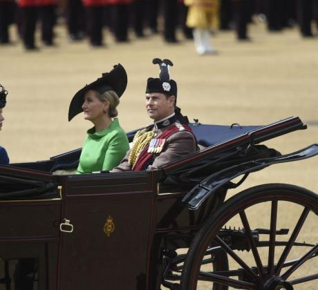 На 19 юни 2022 г британското кралско семейство отпразнува сребърната годишнина