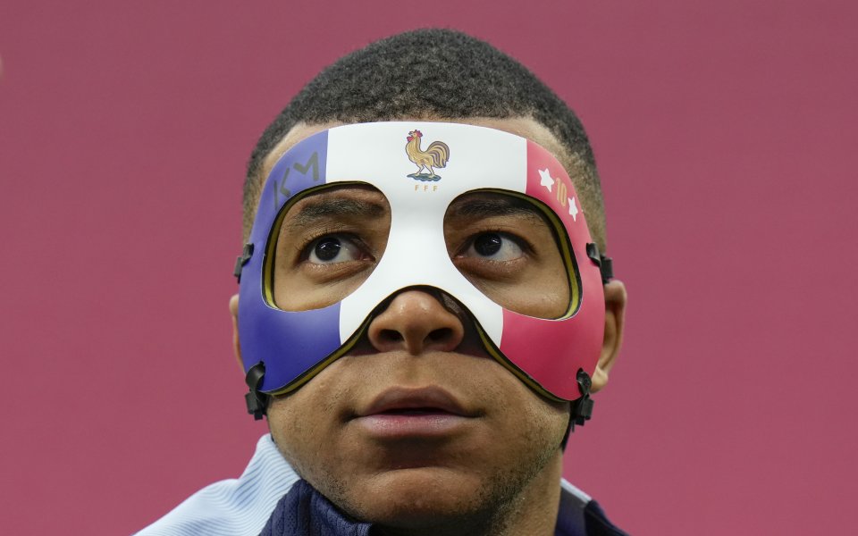 Звездата на Франция Килиан Мбапе вече е с маска, с каквато