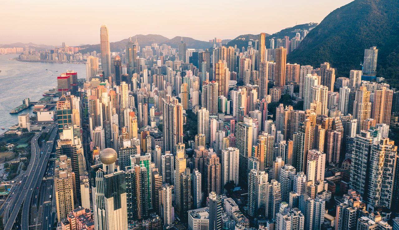 Пожар в Хонконг: Четирима загинаха, има заклещени хора в сградите