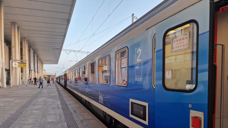 След 3 часа закъснение: Десетки хора пътуваха натъпкани във влака София-Бургас