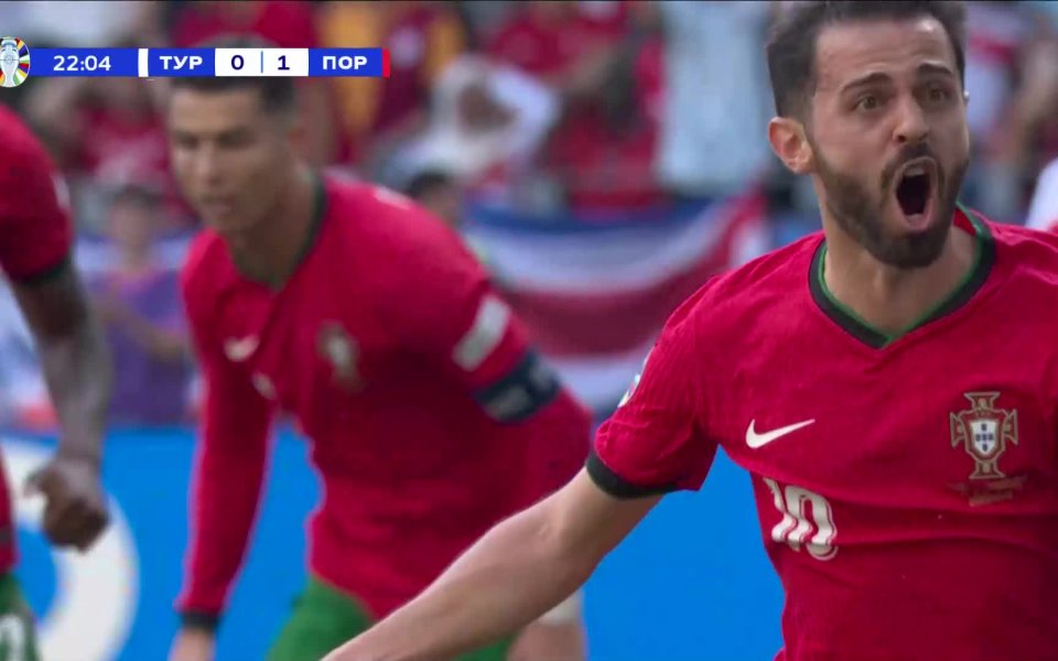 В 21-ата минута Португалия откри резултата. Рафаел Леао и Нуно