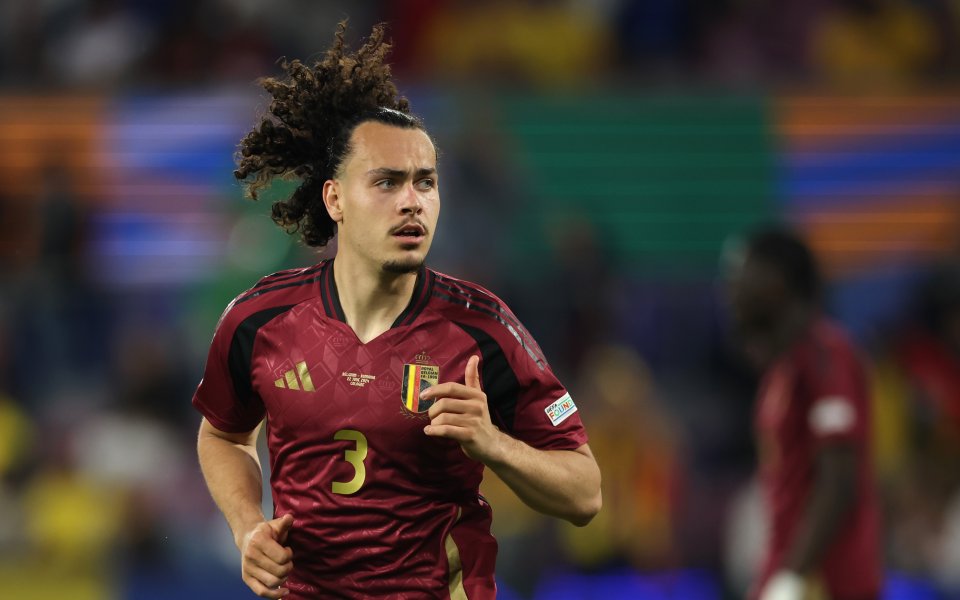 Крайният защитник на Белгия Артур Теате действа бързо в неделя,