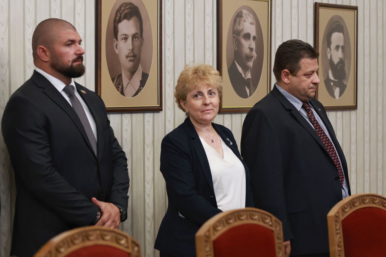 Трети ден продължават консултациите при президента Румен Радев с парламентарно представените политически сили в 50-ото Народно събрание за съставяне на правителство.
