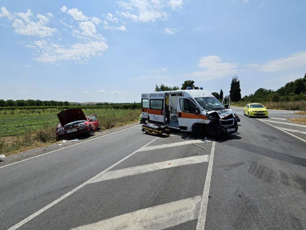 Катастрофа между камион лек автомобил и линейка затвори за движение