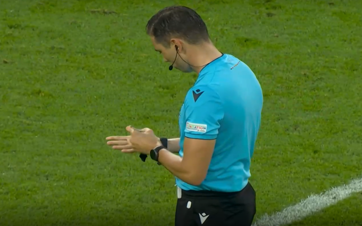 Куриоз: съдия записа картона на Роналдо върху ръката си