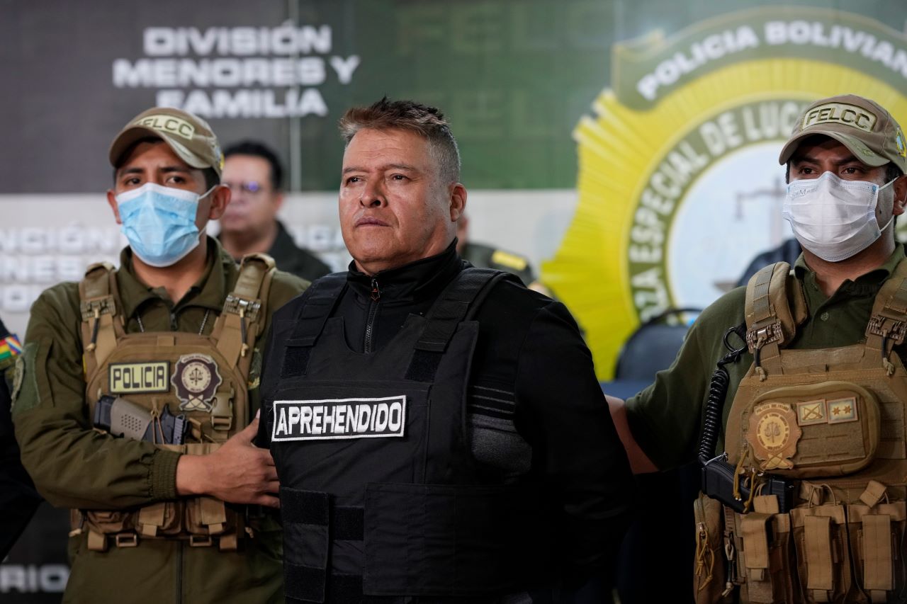 <p>Опитът за военен преврат в Боливия завърши с арест на организатора му - генерал Хуан Хосе Сунига, а изпратените от него срещу президентския дворец в столицата Ла Пас военни части се изтеглиха от централния площад &quot;Мурильо&quot;, предаде Ройтерс.</p>