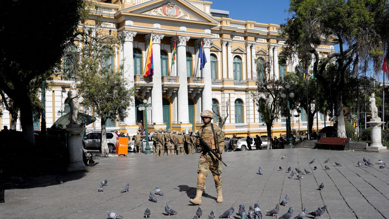 <p>Опитът за военен преврат в Боливия завърши с арест на организатора му - генерал Хуан Хосе Сунига, а изпратените от него срещу президентския дворец в столицата Ла Пас военни части се изтеглиха от централния площад &quot;Мурильо&quot;, предаде Ройтерс.</p>