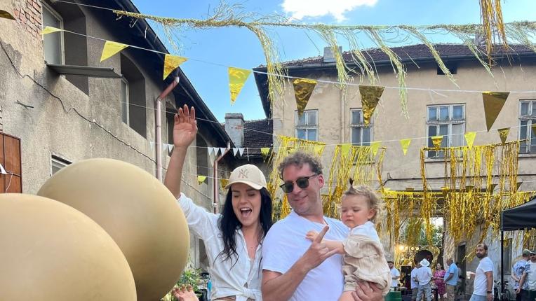  Вижте сладките фотоси на Мона и фамилията ѝ 