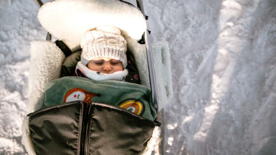 Смразяваща и странна традиция: Защо бебета спят навън в студа