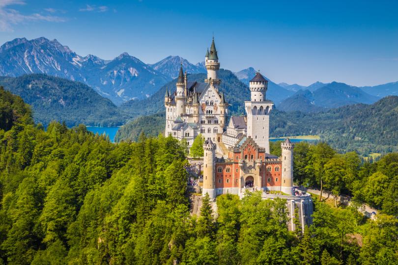 <p><strong>Замъкът &quot;Нойшванщайн&quot;</strong> е един от най-известните замъци в Германия. Разположен в подножието на Баварските Алпи, той е една от най-посещаваните забележителности в страната. Заради архитектурата си е познат сред посетителите като &bdquo;Приказният замък&ldquo;.&nbsp;</p>

<p>Красотата му&nbsp;вдъхновява Уолт Дисни за първообраза на замъка от &bdquo;Спящата красавица&rdquo;. Мястото разпалва фантазията и на Чайковски за създаването на балета &bdquo;Лебедово езеро&ldquo;.</p>