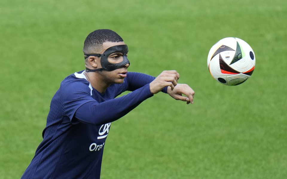 Килиан Мбапе е разочарован, че трябва да използва маска за