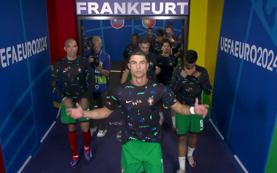 Кристиано Роанлдо изведе тима си за загрявка преди решителния осминафинален