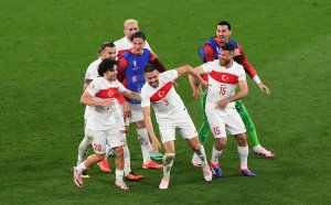 Турция удържа Австрия в зрелищен мач, защитник блести с два гола