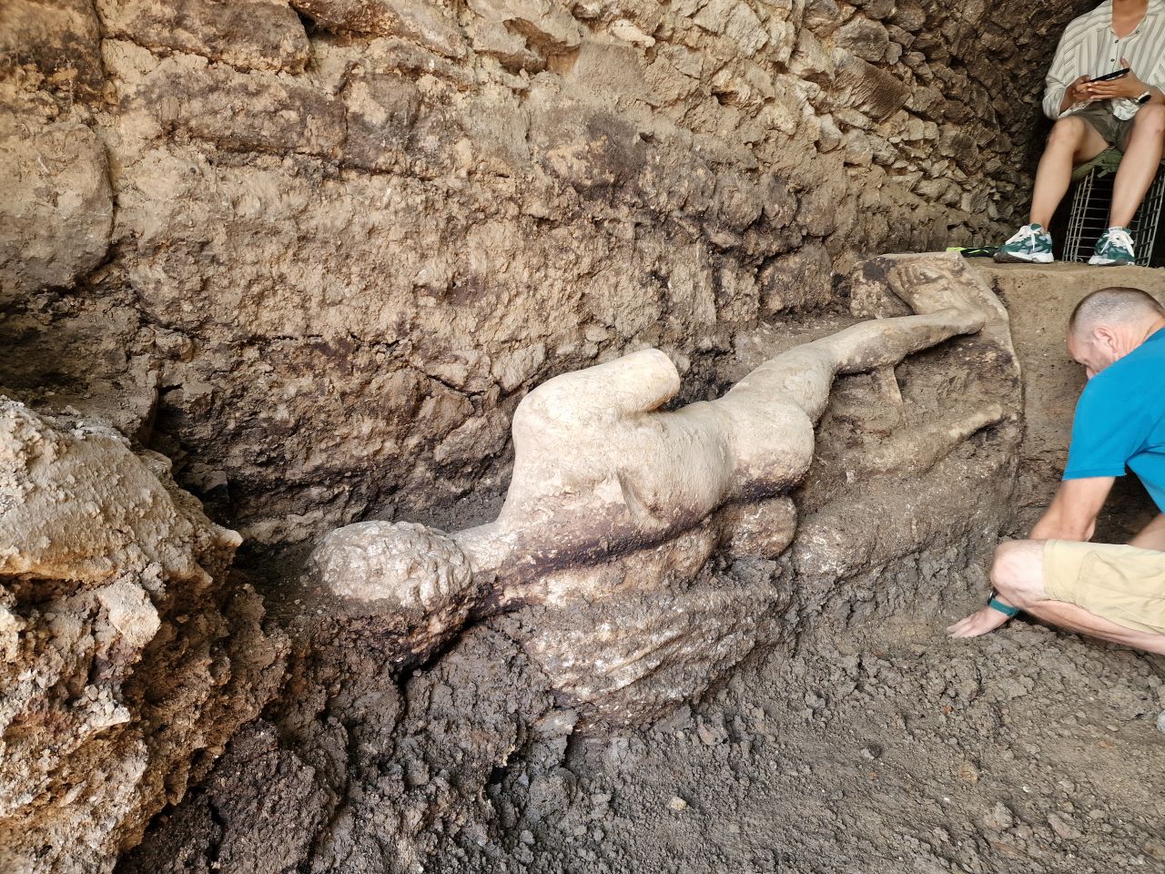 <p>Голяма мраморна статуя, над човешки ръст, откриха археолозите при проучвания в античния град Хераклея Синтика край Петрич. Статуята е на божество и е много добре запазена.</p>