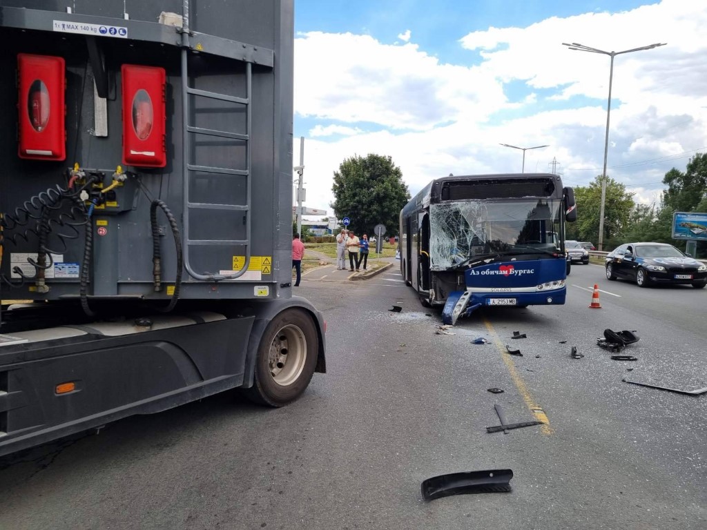 Автобус на градския транспорт пълен с пътници беше ударен от