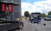Тир удари автобус в Бургас, ранени