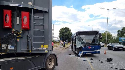 Тир удари автобус в Бургас, ранени