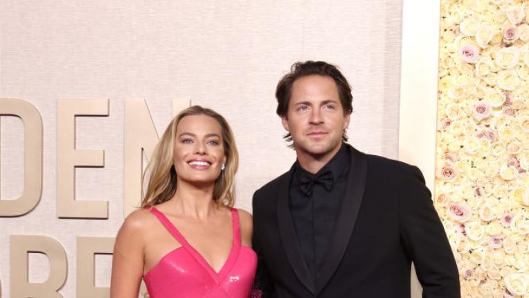  Марго Роби и брачният партньор ѝ Том Акърли 