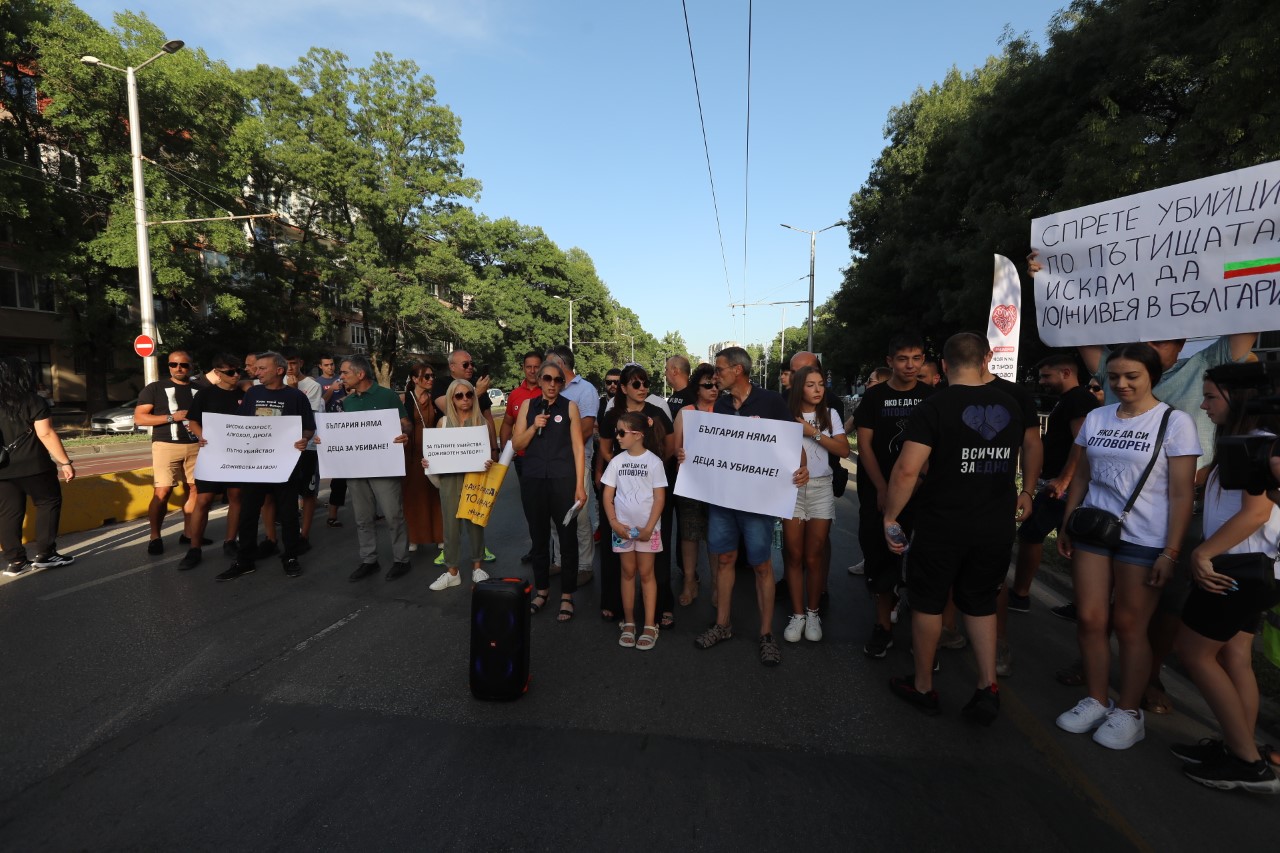 Протест на бул. Сливница за убитите Ани и Явор.