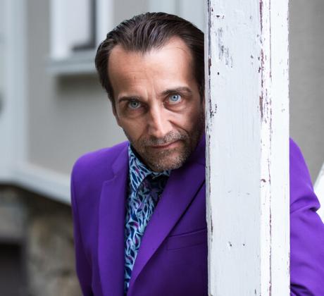 Той е актьорът със сините проницателни очи и заразителен  свободен смях който