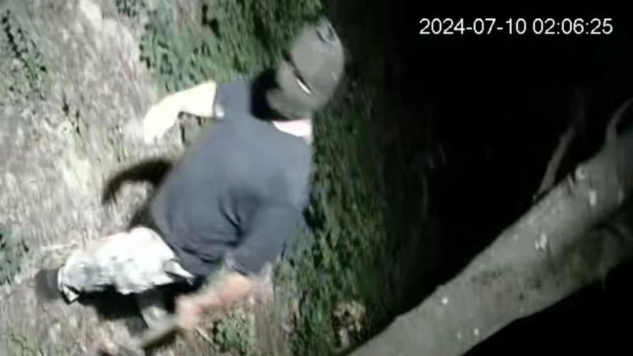 <p>С чук и маска: Мъж руши камери за видеонаблюдение в парк (СНИМКА)&nbsp;</p>