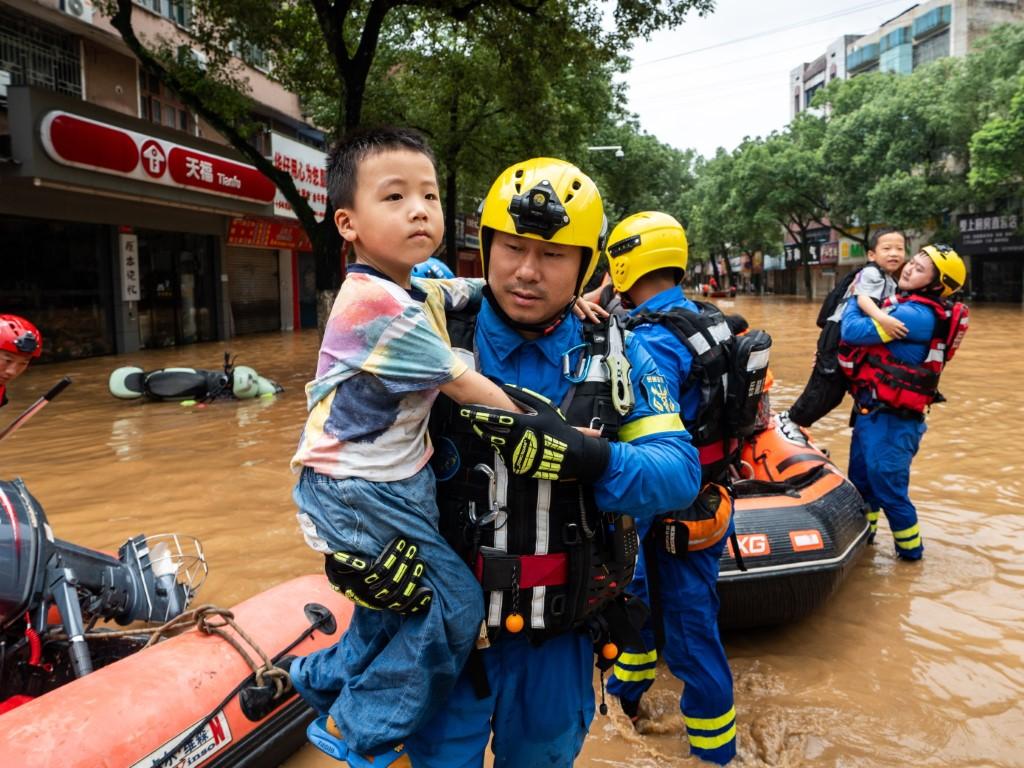 Проливни дъждове в китайския мегаполис Чунцин в Югозападен Китай провокираха