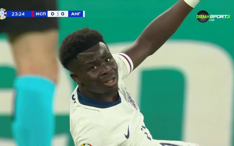 В средата на първото полувреме на финала на UEFA EURO