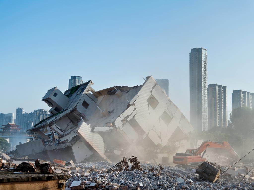 Двадесет и един души загинаха след като училищна сграда се