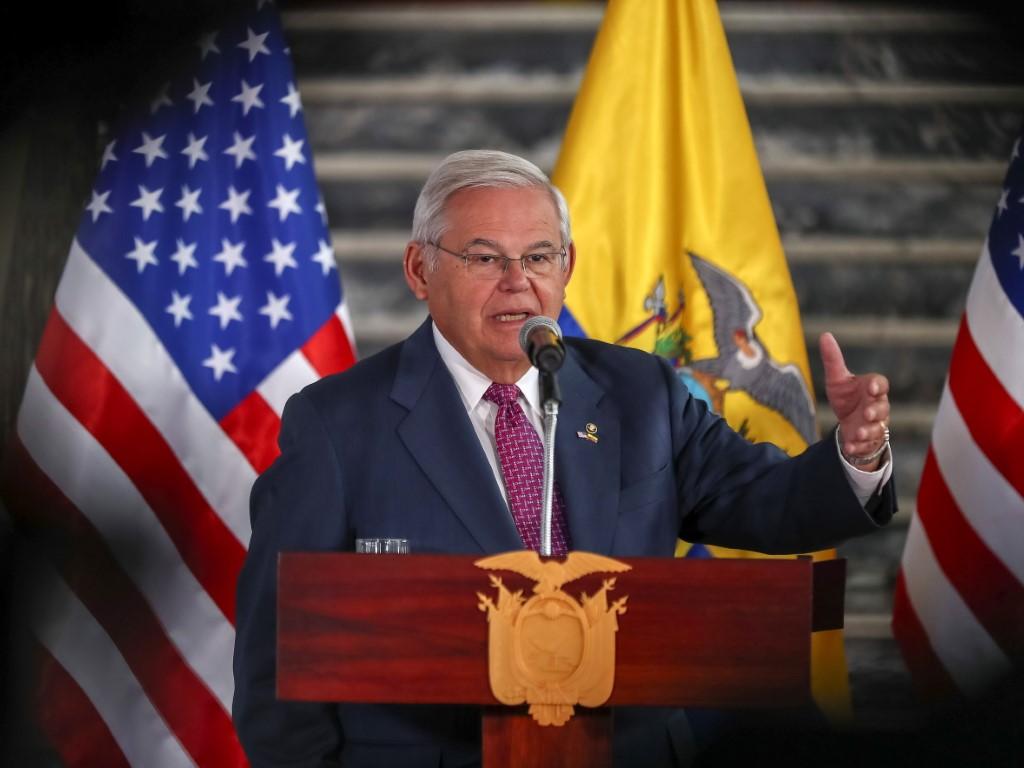 Американският сенатор Робърт Менендес беше признат за виновен по всички