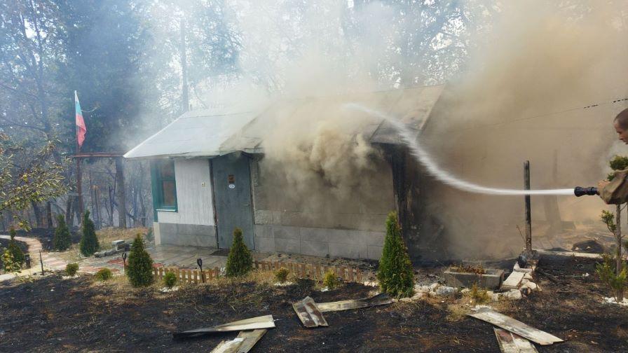 Пожарът в Пловдивско се разраства, в Община Карлово обявяват бедствено положение