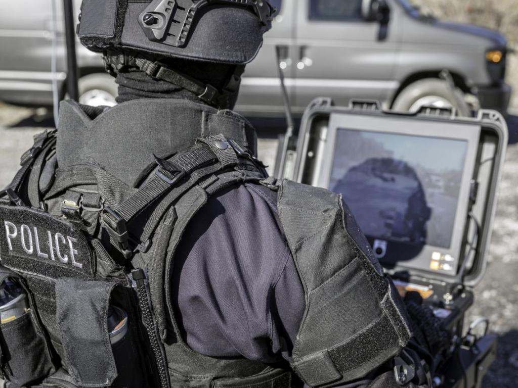 Докато се бори с недостиг на човешка сила наглед непреодолими