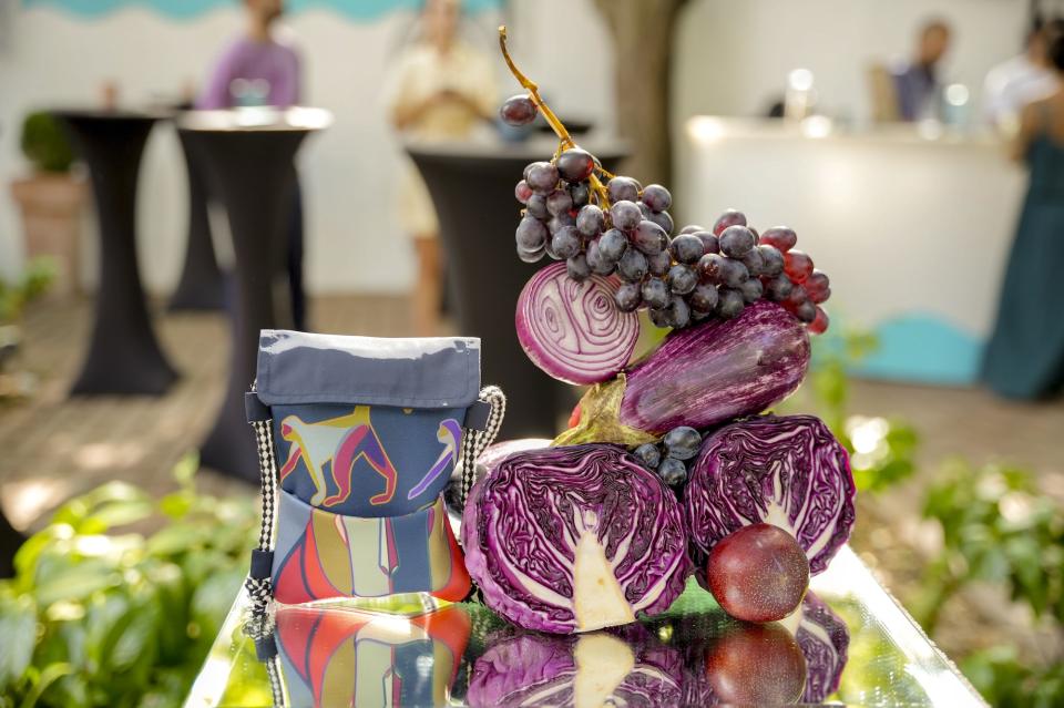  Много харесваме Антония Йорданова. Заради превъзходната й креативност, бързия и доста изчерпателен разум, дизайнерския почерк, който оставя диря години наред на българската фешън сцена, само че най-много поради смелостта й. Да не й пука. Да не държи да се слее, да се откроява в действителност с лекост, която единствено тя умее. Самата Антония споделя:, Вдъхновена от концепцията за устойчива мода, Антония сътвори специфични мини арт чанти, направени от материали от към този момент осъществени нейни фешън сбирки. Моделът на мини арт чантата е основан, с цел да бъде съвършеният аксесоар за летните дни в стилен размер, който събира единствено най-нужното за edna жена на вечерно излизазане. 