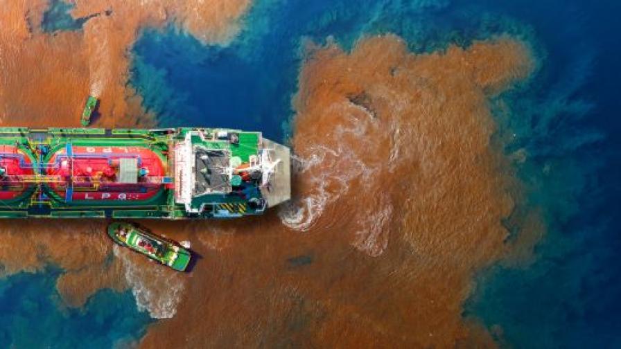 Танкер, превозващ 1,4 млн. литра мазут, потъна край бреговете на Филипините (ВИДЕО/СНИМКИ)