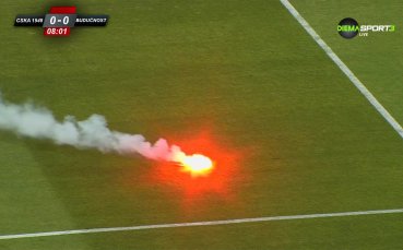 Черногорците спряха за кратко мача и подпалиха тревата на Васил Левски (видео)