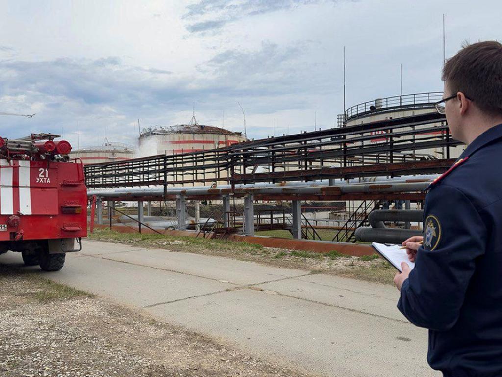 Три цистерни в петролен склад в руската Курска област се