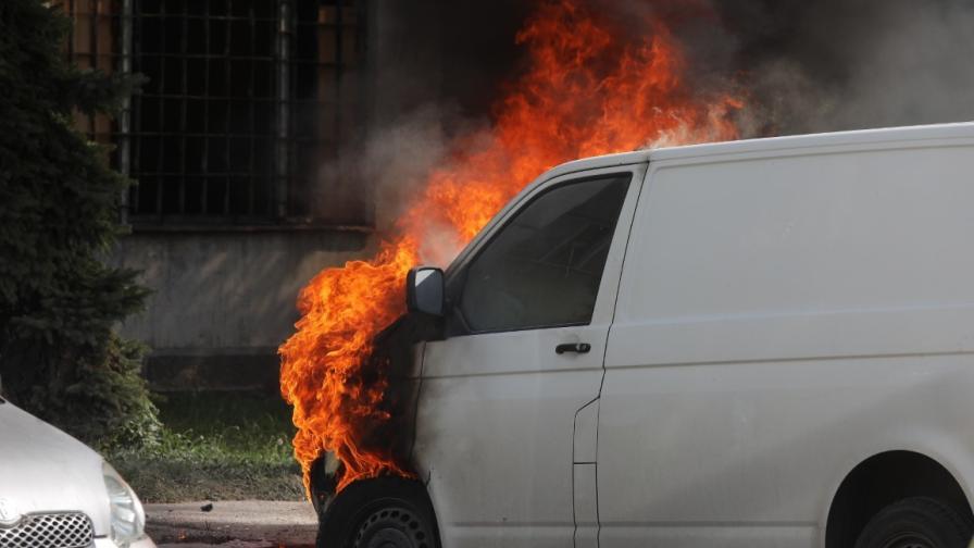 Изгоряха два автомобила в София