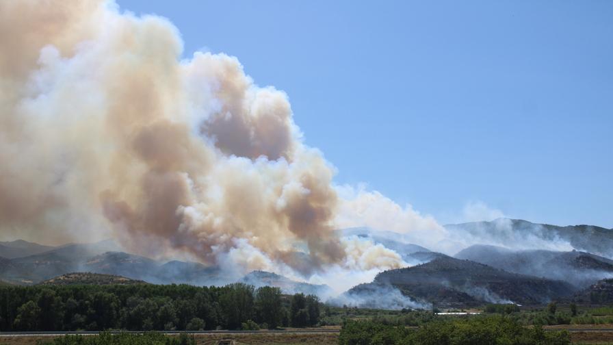 Огромен пожар над Струмяни, евакуираха села