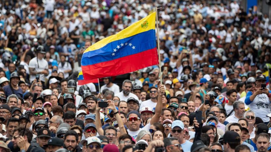 Убити и стотици задържани след бунтове във Венецуела